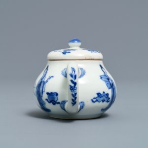 Une théière d'après un modèle en Yixing et une assiette à décor anhua en porcelaine de Chine bleu et blanc, Tianqi et Kangxi — photo 7