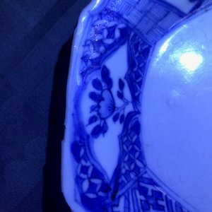 Une théière d'après un modèle en Yixing et une assiette à décor anhua en porcelaine de Chine bleu et blanc, Tianqi et Kangxi — photo 10