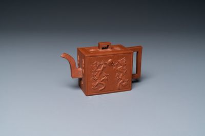 Une théière de forme rectangulaire en grès de Yixing à décor de dragons, marque sigillaire, Kangxi