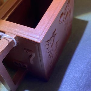 Une théière de forme rectangulaire en grès de Yixing à décor de dragons, marque sigillaire, Kangxi — photo 13