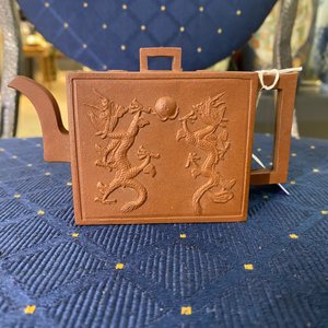 Une théière de forme rectangulaire en grès de Yixing à décor de dragons, marque sigillaire, Kangxi — photo 15