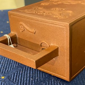 Une théière de forme rectangulaire en grès de Yixing à décor de dragons, marque sigillaire, Kangxi — photo 21