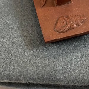 Une théière de forme rectangulaire en grès de Yixing à décor de dragons, marque sigillaire, Kangxi — photo 9