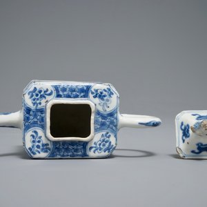 Une théière de forme rectangulaire en porcelaine de Chine bleu et blanc, Kangxi — photo 5