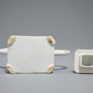 Une théière de forme rectangulaire en porcelaine de Chine bleu et blanc, Kangxi — photo 6