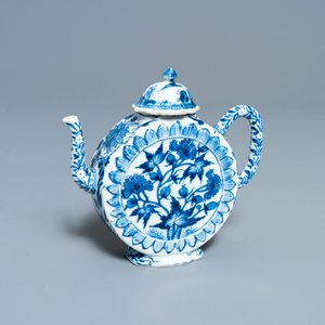 Une théière de forme ronde en porcelaine de Chine en bleu et blanc, Kangxi — photo 1