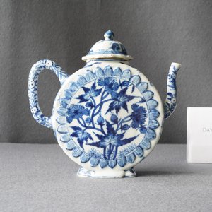 Une théière de forme ronde en porcelaine de Chine en bleu et blanc, Kangxi — photo 8