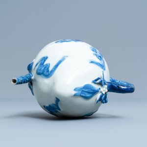 Une théière de type cadogan en forme de pêche en porcelaine de Chine en bleu et blanc, 18/19ème — photo 6