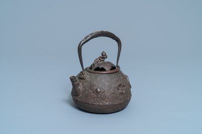 Une théière de type 'tetsubin' en fonte à décor de coquilles et crabes, Edo/Meiji, 18/19ème