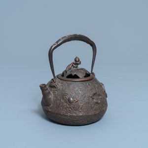 Une théière de type 'tetsubin' en fonte à décor de coquilles et crabes, Edo/Meiji, 18/19ème — photo 1