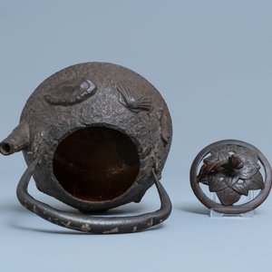 Une théière de type 'tetsubin' en fonte à décor de coquilles et crabes, Edo/Meiji, 18/19ème — photo 6