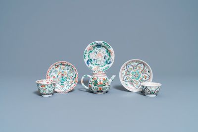 Une théière, deux tasses et trois soucoupes en porcelaine de Chine famille verte, Kangxi