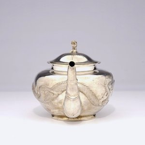 Une théière en argent à décor de dragon avec une inscription, Chine, vers 1936 — photo 3