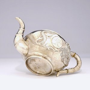 Une théière en argent à décor de dragon avec une inscription, Chine, vers 1936 — photo 5