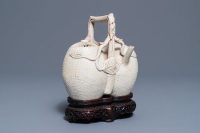 Une théière en biscuit en forme de deux pêches, Chine, Kangxi/Yongzheng