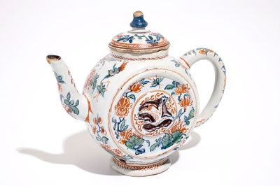 Une théière en faïence de Delft en palette cachemire, début du 18ème