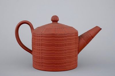 Une théière en faïence de Staffordshire, 18ème siècle