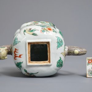 Une théière en forme de dragon en porcelaine de Chine famille verte, 19/20ème — photo 5