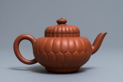 Une théière en forme de fleur en grès de Yixing, Chine, Kangxi