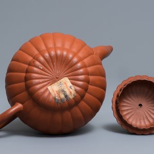 Une théière en forme de fleur en grès de Yixing, Chine, Kangxi — photo 6