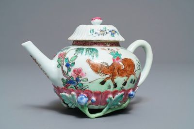 Une théière en forme de lotus en porcelaine de Chine famille rose, Yongzheng