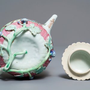 Une théière en forme de lotus en porcelaine de Chine famille rose, Yongzheng — photo 6