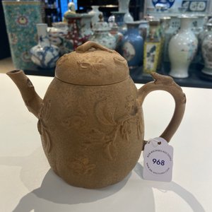 Une théière en grès de Yixing à décor d'écureuils et papillons, marque sigillaire, 18ème — photo 9