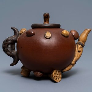 Une théière en grès de Yixing à décor en relief de fruits et noix, marque de Shao Er Quan, Daoguang — photo 2