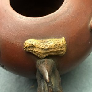 Une théière en grès de Yixing à décor en relief de fruits et noix, marque de Shao Er Quan, Daoguang — photo 28