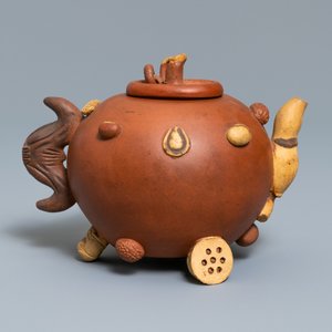 Une théière en grès de Yixing à décor en relief de fruits et noix, marque en creux, 19ème — photo 5