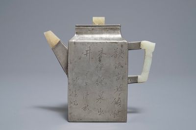 Une theière en grès de Yixing, étain gravé et jade, Chine, 19ème