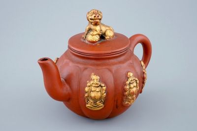 Une théière en grès de Yixing partiellement dorée, 19/20ème
