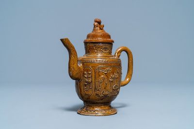 Une théière en grès porcelaineux émaillé brun à décor en relief, 18/19ème