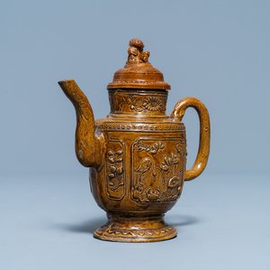 Une théière en grès porcelaineux émaillé brun à décor en relief, 18/19ème — photo 1