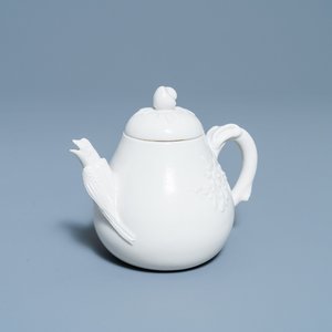 Une théière en porcelaine blanc de Chine de Dehua, signée Yi Gong, 18/19ème — photo 1