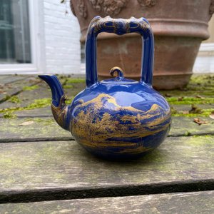 Une théière en porcelaine de Chine à décor doré sur fond bleu, marque et époque de Qianlong — photo 12