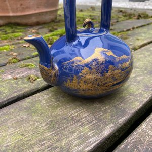 Une théière en porcelaine de Chine à décor doré sur fond bleu, marque et époque de Qianlong — photo 13