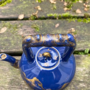 Une théière en porcelaine de Chine à décor doré sur fond bleu, marque et époque de Qianlong — photo 14