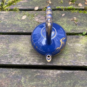 Une théière en porcelaine de Chine à décor doré sur fond bleu, marque et époque de Qianlong — photo 17