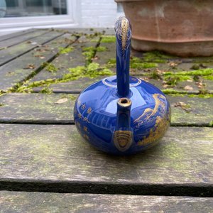 Une théière en porcelaine de Chine à décor doré sur fond bleu, marque et époque de Qianlong — photo 18