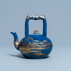 Une théière en porcelaine de Chine à décor doré sur fond bleu, marque et époque de Qianlong — photo 2