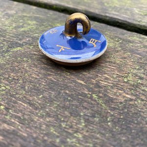 Une théière en porcelaine de Chine à décor doré sur fond bleu, marque et époque de Qianlong — photo 27