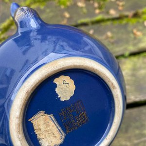 Une théière en porcelaine de Chine à décor doré sur fond bleu, marque et époque de Qianlong — photo 30