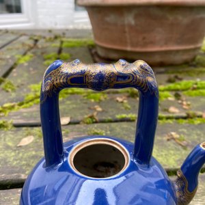 Une théière en porcelaine de Chine à décor doré sur fond bleu, marque et époque de Qianlong — photo 35