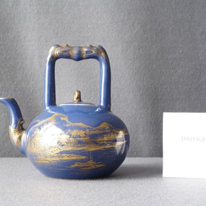 Une théière en porcelaine de Chine à décor doré sur fond bleu, marque et époque de Qianlong — photo 8