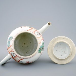 Une théière en porcelaine de Chine à décor mandarin, Qianlong, 18ème — photo 5