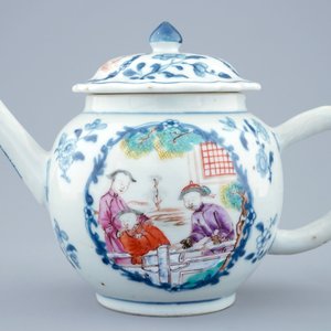Une théière en porcelaine de Chine à décor mandarin, Qianlong, 18ème — photo 2