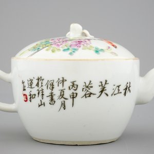 Une théière en porcelaine de Chine à décor qianjiang cai, 19/20ème — photo 3