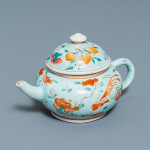 Une théière en porcelaine de Chine à fond turquoise pour le marché Straits ou Peranakan, 19ème — photo 1
