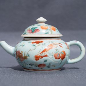 Une théière en porcelaine de Chine à fond turquoise pour le marché Straits ou Peranakan, 19ème — photo 9